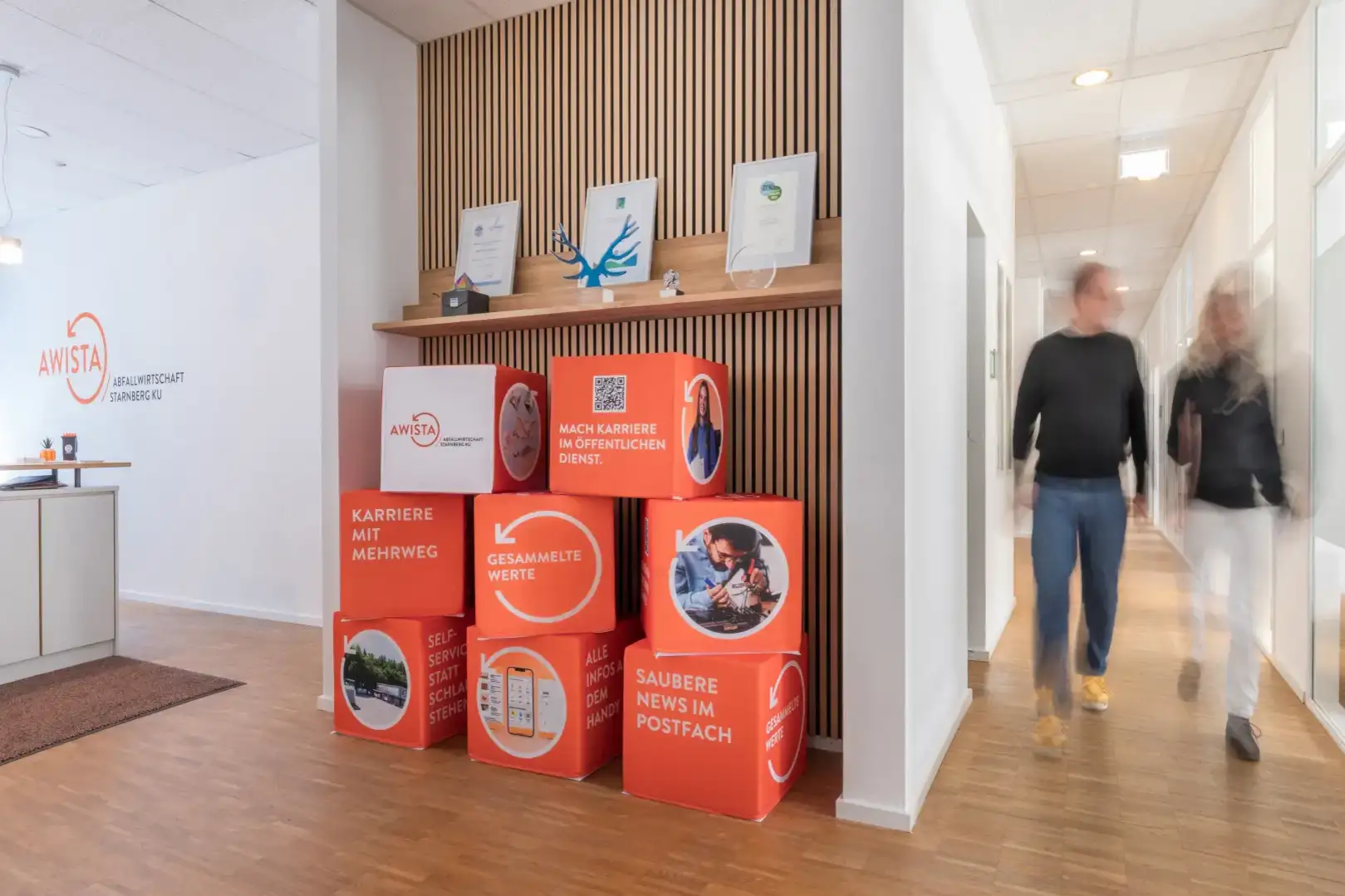Büro-Flur mit zwei Personen